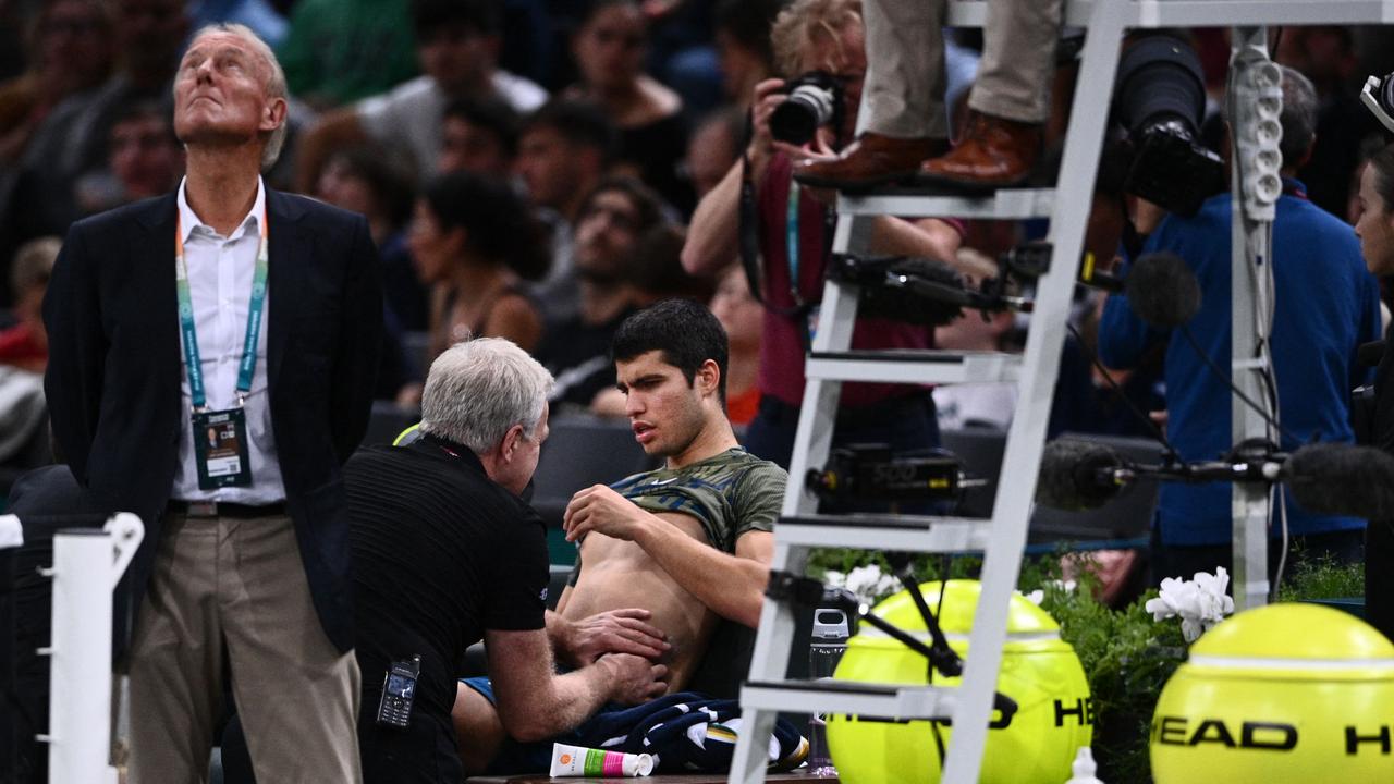 Carlos Alcaraz receives medical treatment. (Photo by Christophe ARCHAMBAULT / AFP)