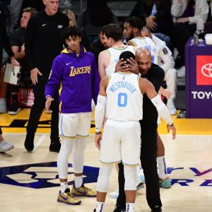 Turner: Lakers should take 'hard look' at trade