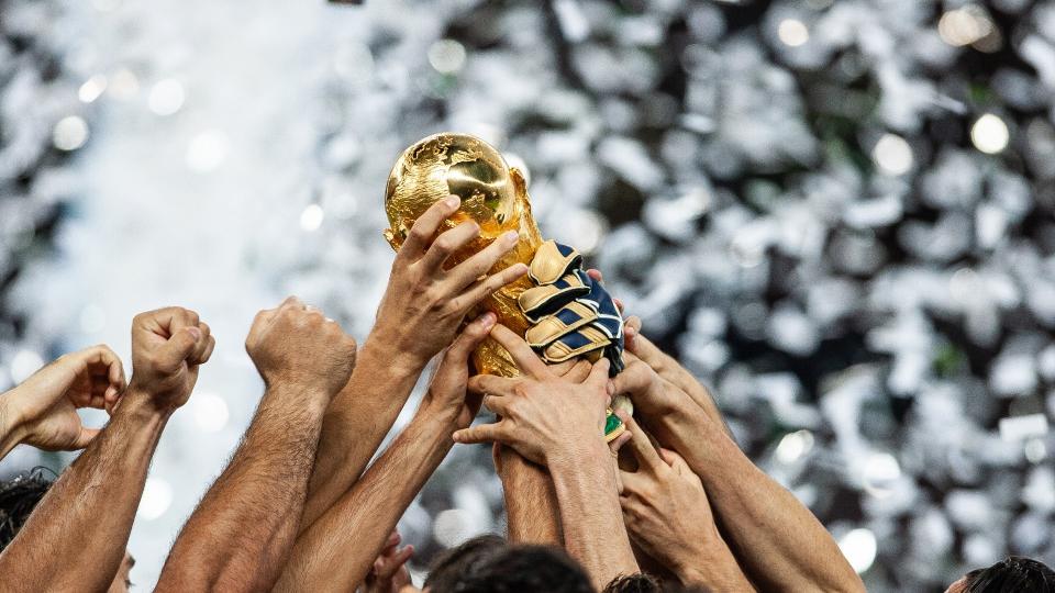 Italy team raise 2006 World Cup trophy